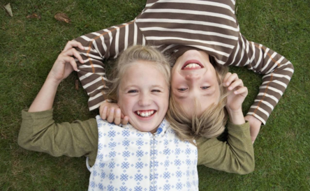 被調皮孩子逗笑的心情說說 形容孩子調皮搞笑的話感慨說說 