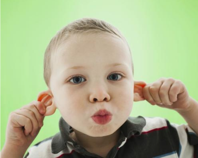 被調皮孩子逗笑的心情說說 形容孩子調皮搞笑的話感慨說說 