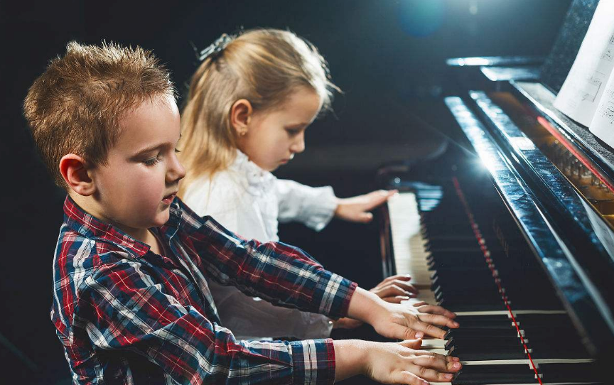 分享孩子彈琴的狀態的心情說說 描寫小孩坐著彈琴的表情以及動作的句子 分享孩子彈琴的狀態的心情說說 描寫小孩坐著彈琴的表情以及動作的句子