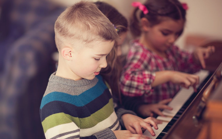 分享孩子彈琴的狀態的心情說說 描寫小孩坐著彈琴的表情以及動作的句子 分享孩子彈琴的狀態的心情說說 描寫小孩坐著彈琴的表情以及動作的句子