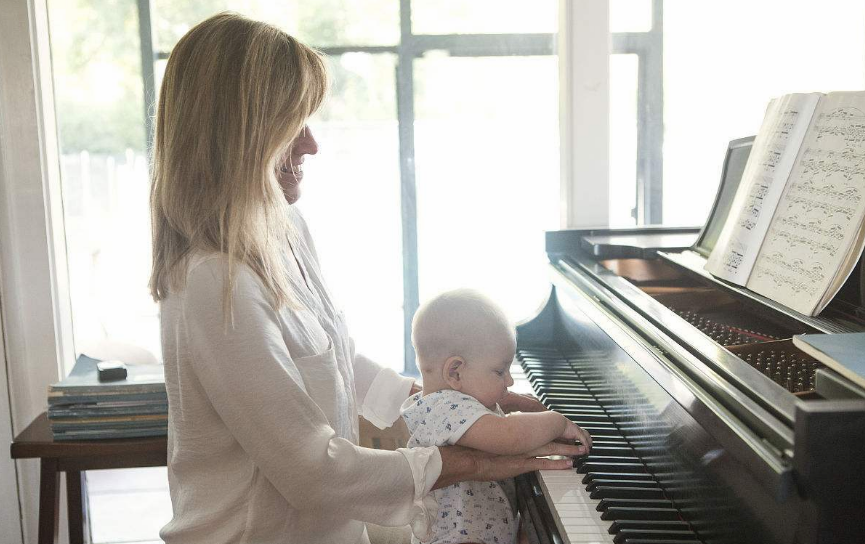 分享孩子彈琴的狀態的心情說說 描寫小孩坐著彈琴的表情以及動作的句子 分享孩子彈琴的狀態的心情說說 描寫小孩坐著彈琴的表情以及動作的句子