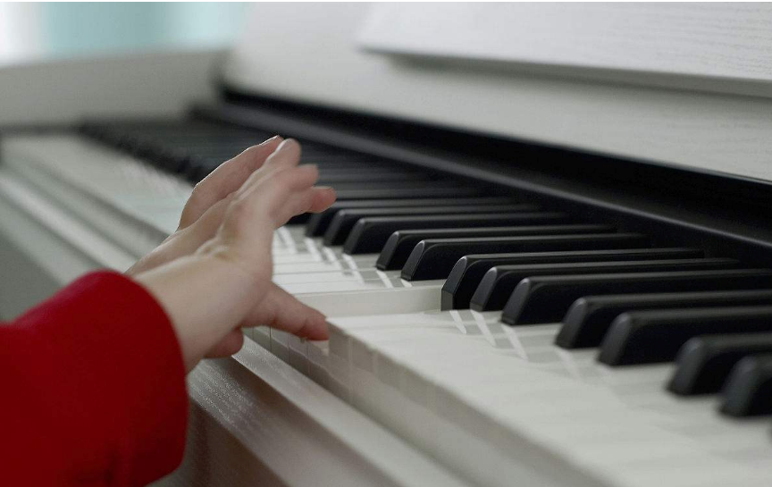 分享孩子彈琴的狀態的心情說說 描寫小孩坐著彈琴的表情以及動作的句子 分享孩子彈琴的狀態的心情說說 描寫小孩坐著彈琴的表情以及動作的句子