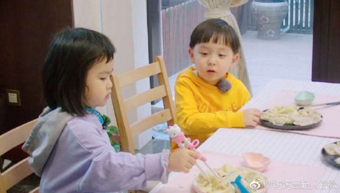 媽媽是超人餃子摔倒爆金句勇敢被萌化 孩子摔倒了該不該扶起來