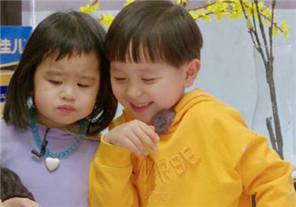 媽媽是超人餃子摔倒爆金句勇敢被萌化 孩子摔倒了該不該扶起來