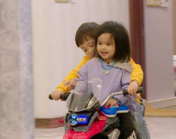 媽媽是超人餃子摔倒爆金句勇敢被萌化 孩子摔倒了該不該扶起來