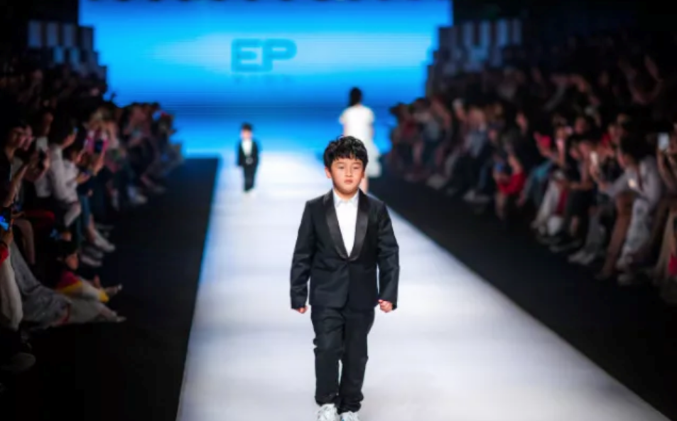 星二代走秀誰最有范 孩子太早接觸社會有什么影響