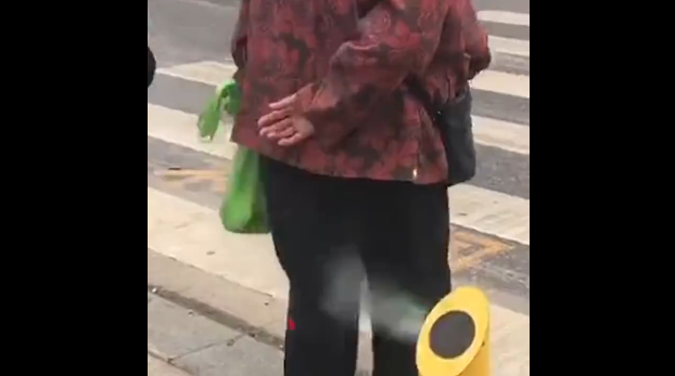 在哪過馬路闖紅燈會被水噴 過馬路被水噴是什么體驗 在哪過馬路闖紅燈會被水噴 過馬路被水噴是什么體驗