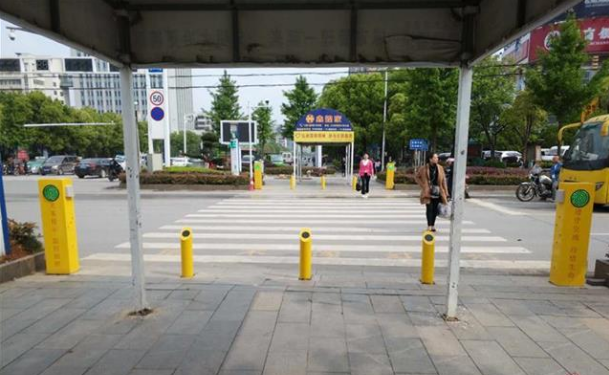 在哪過馬路闖紅燈會被水噴 過馬路被水噴是什么體驗 在哪過馬路闖紅燈會被水噴 過馬路被水噴是什么體驗