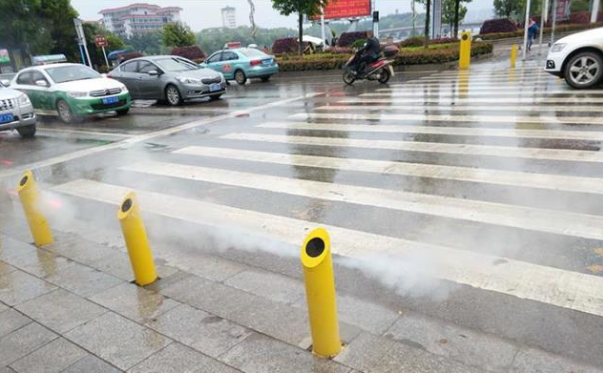 在哪過馬路闖紅燈會被水噴 過馬路被水噴是什么體驗 在哪過馬路闖紅燈會被水噴 過馬路被水噴是什么體驗