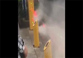 在哪過馬路闖紅燈會被水噴 過馬路被水噴是什么體驗 在哪過馬路闖紅燈會被水噴 過馬路被水噴是什么體驗