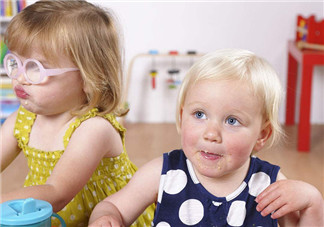 孩子在幼兒園總是挑食怎么辦 幼兒園里孩子不好好吃飯老師如何做