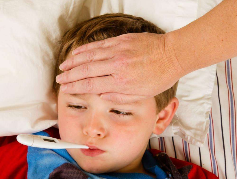 孩子半夜發(fā)燒不敢睡的心情說說 寶寶半夜發(fā)燒媽媽難過的感慨語錄