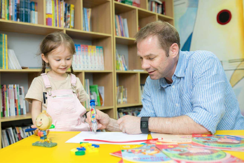 家長英語不標(biāo)準(zhǔn)怎么輔導(dǎo)孩子學(xué)習(xí)英語 如何給寶寶進(jìn)行英語啟蒙 家長英語不標(biāo)準(zhǔn)怎么輔導(dǎo)孩子學(xué)習(xí)英語 如何給寶寶進(jìn)行英語啟蒙