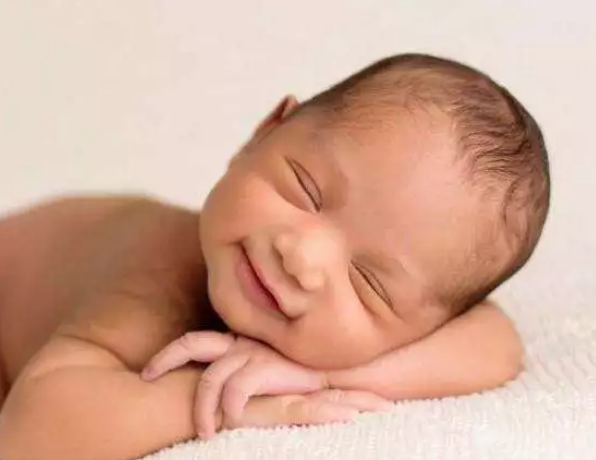 為什么寶寶睡覺會咧著嘴　寶寶睡覺咧嘴笑正不正常