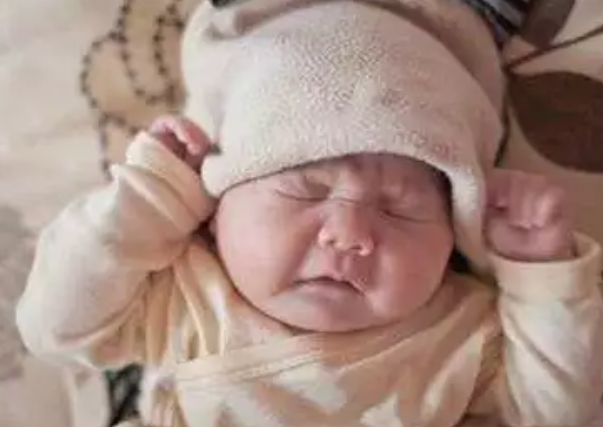 為什么寶寶睡覺會咧著嘴　寶寶睡覺咧嘴笑正不正常