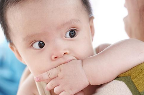 寶寶吃手怎么回事 1歲以下的寶寶為什么喜歡吃手呢2018 寶寶吃手怎么回事 1歲以下的寶寶為什么喜歡吃手呢2018