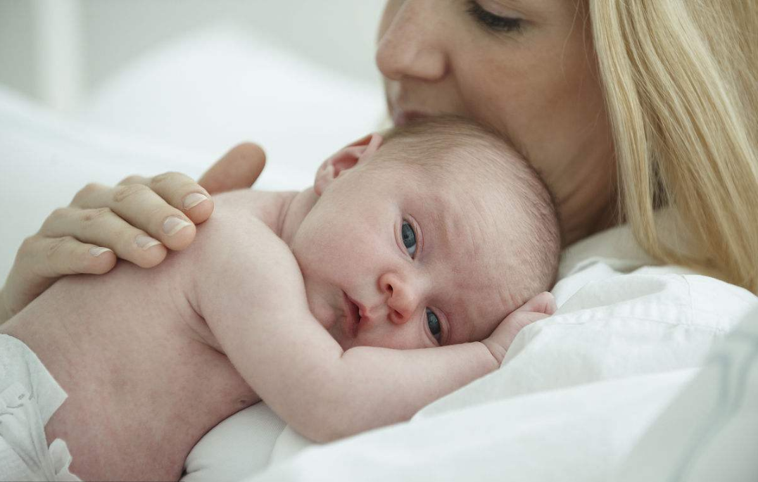 生孩子報喜的心情說說 經典生子報喜短信句子朋友圈