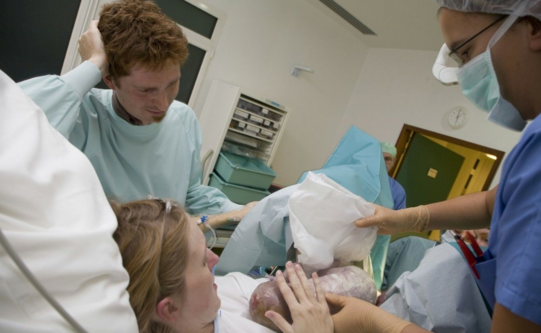 分娩側(cè)切會有哪些影響 側(cè)切傷口如何護(hù)理