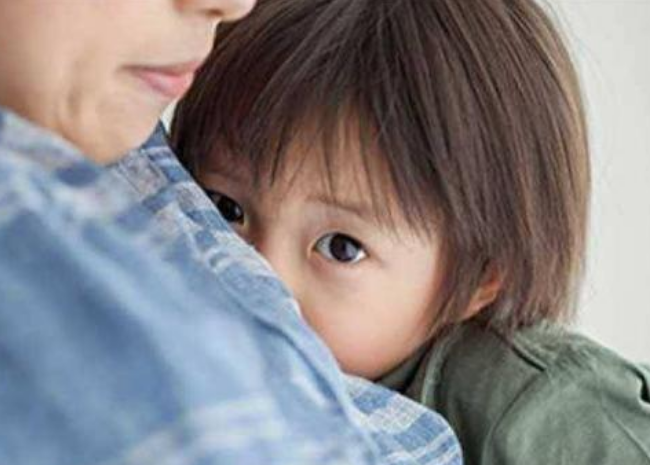 帶寶寶串門不愿意喊人怎么教育 6歲寶寶不喜歡喊人怎么辦2018