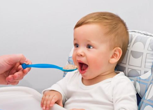 怎么給1歲寶寶選勺子 1歲寶寶吃飯選什么樣的勺子好