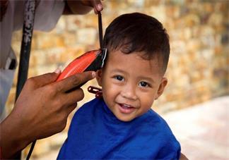 給孩子剃頭可以預(yù)防痱子嗎 2018孩子剃頭相關(guān)問題解答