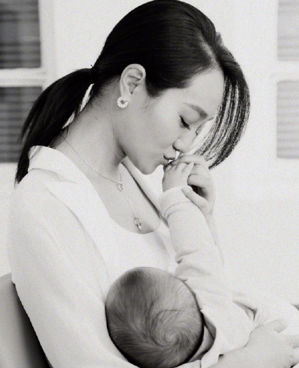 明星的孩子吃母乳還是奶粉 朱丹母乳喂養寶寶曬圖片