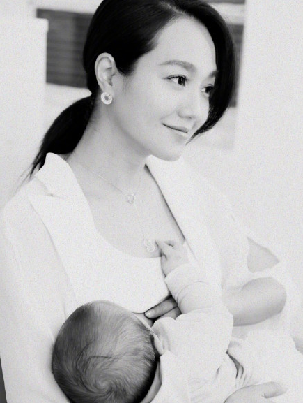 明星的孩子吃母乳還是奶粉 朱丹母乳喂養寶寶曬圖片