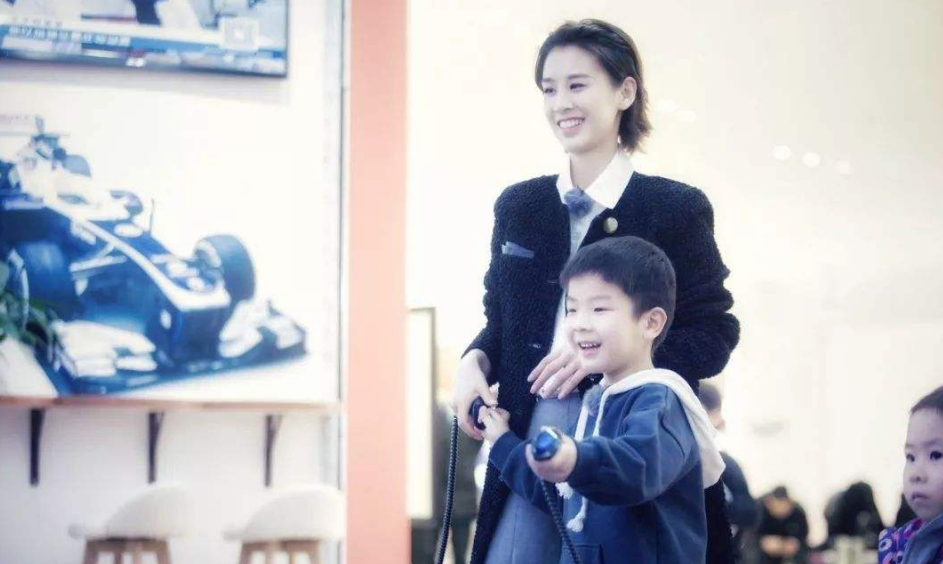 媽媽是超人3黃圣依的包包是什么牌子 黃圣依的包包為什么打馬賽克