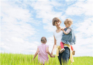 為什么生二胎大寶會爭寵 如何處理二胎家庭中兩個孩子的關(guān)系