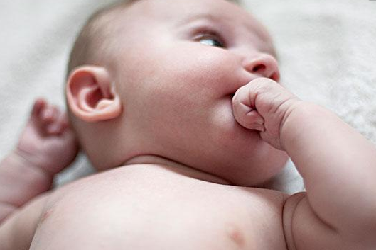 寶寶吃手指的說說朋友圈 寶寶啃手指的心情說說