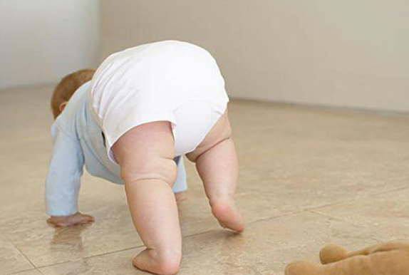 怎么教一歲寶寶學(xué)走路 訓(xùn)練寶寶走路的方法技巧