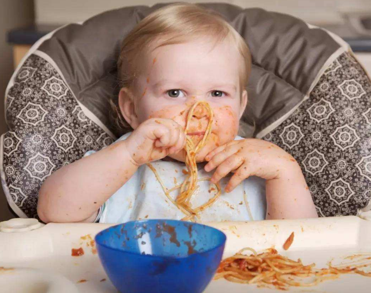 孩子吃飯邊吃邊玩怎么辦2018 怎樣改變孩子邊玩邊吃習(xí)慣