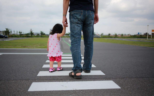 馬路上如何保護孩子 如何讓孩子學會安全過馬路 馬路上如何保護孩子 如何讓孩子學會安全過馬路