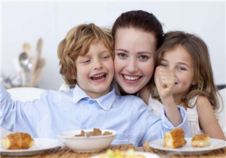 陪孩子吃飯的心情說(shuō)說(shuō) 分享和孩子吃飯的感慨句子朋友圈