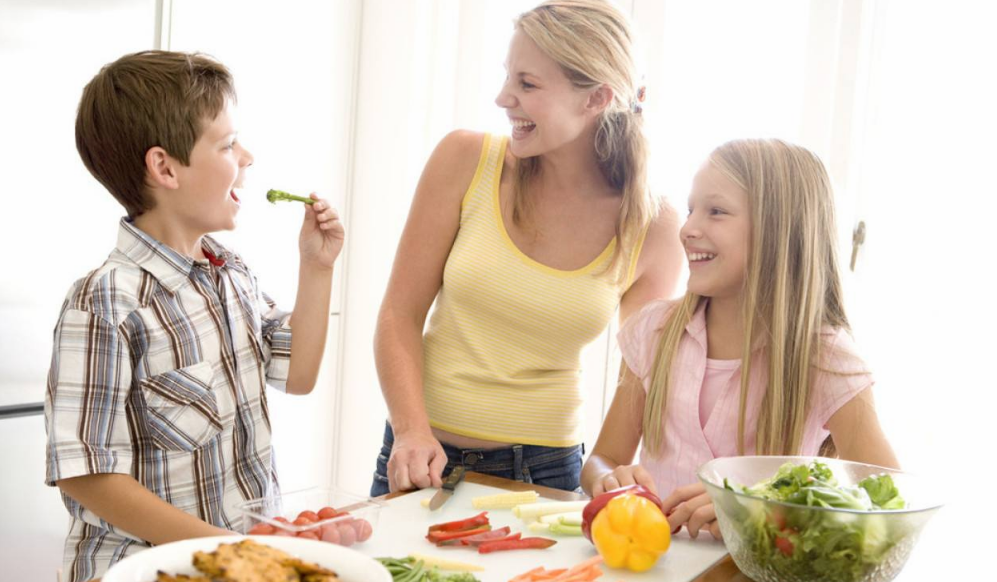 陪孩子吃飯的心情說(shuō)說(shuō) 分享和孩子吃飯的感慨句子朋友圈