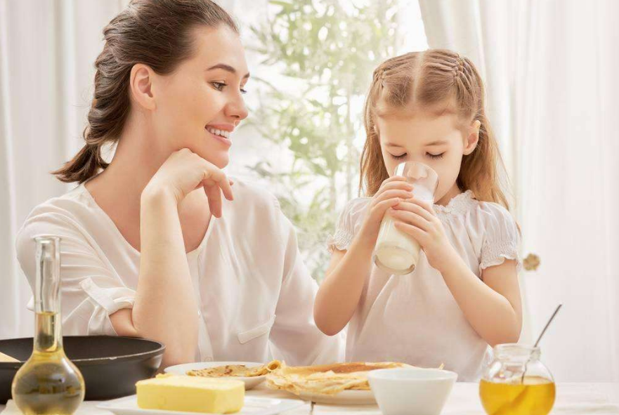 陪孩子吃飯的心情說(shuō)說(shuō) 分享和孩子吃飯的感慨句子朋友圈