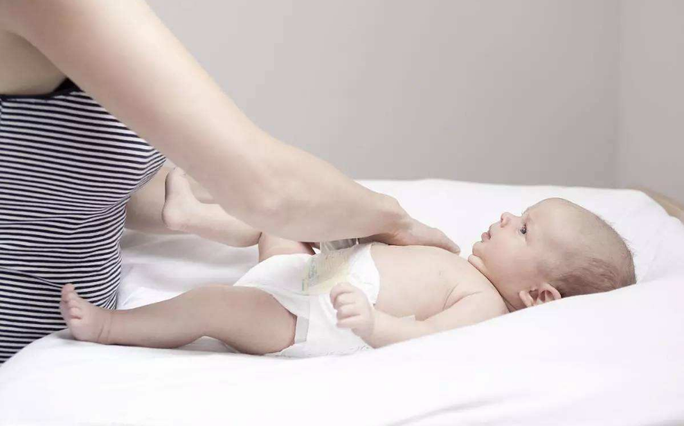 天氣熱穿紙尿褲會紅屁股 天氣熱了寶寶還要穿紙尿褲嗎 