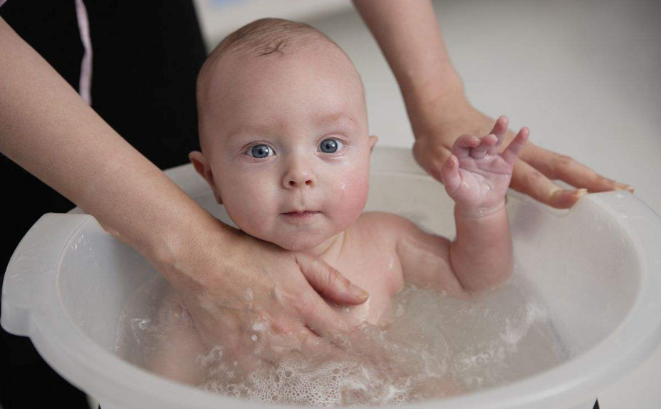 往孩子洗澡水里滴去痱水有用嗎 寶寶洗澡水能不能加去痱產品
