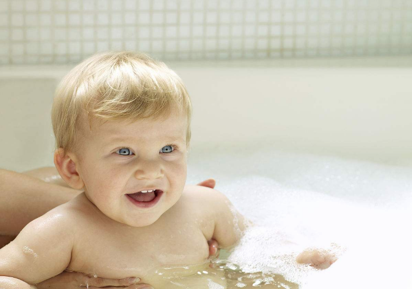 往孩子洗澡水里滴去痱水有用嗎 寶寶洗澡水能不能加去痱產品