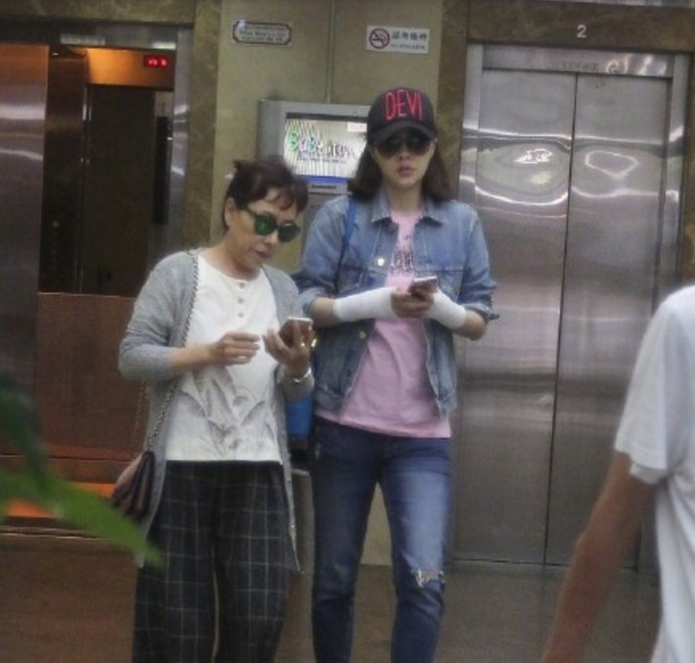 熊黛林抱孩子患媽媽手怎么回事 如何抱孩子預防媽媽手