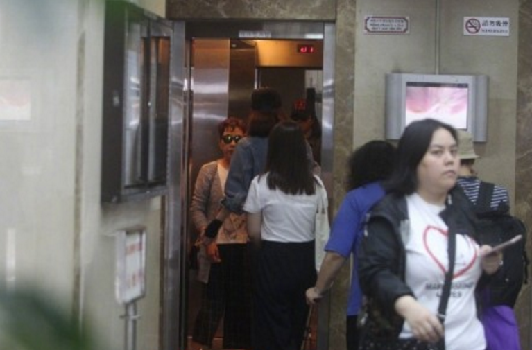 熊黛林抱孩子患媽媽手怎么回事 如何抱孩子預防媽媽手