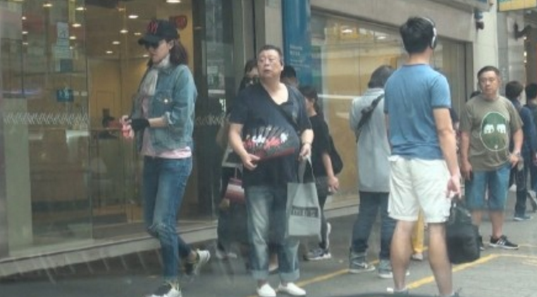 熊黛林抱孩子患媽媽手怎么回事 如何抱孩子預防媽媽手