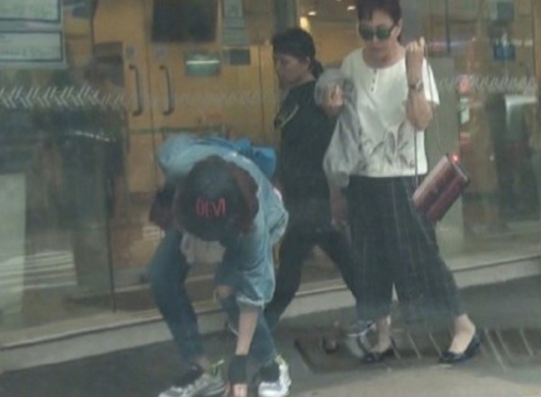 熊黛林抱孩子患媽媽手怎么回事 如何抱孩子預防媽媽手