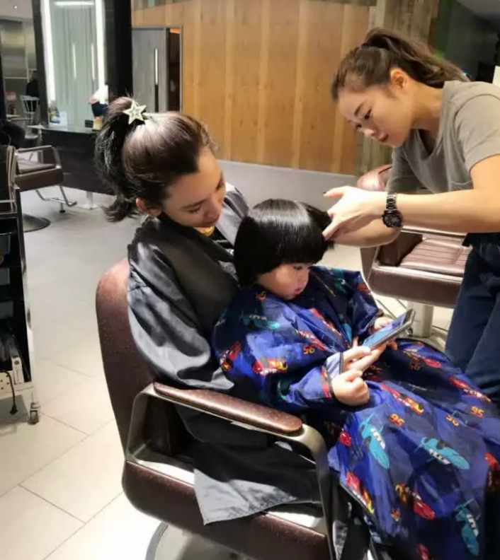 林志穎老婆怎么用手機(jī)讓雙胞胎聽(tīng)話 寶寶理發(fā)哭鬧怎么辦