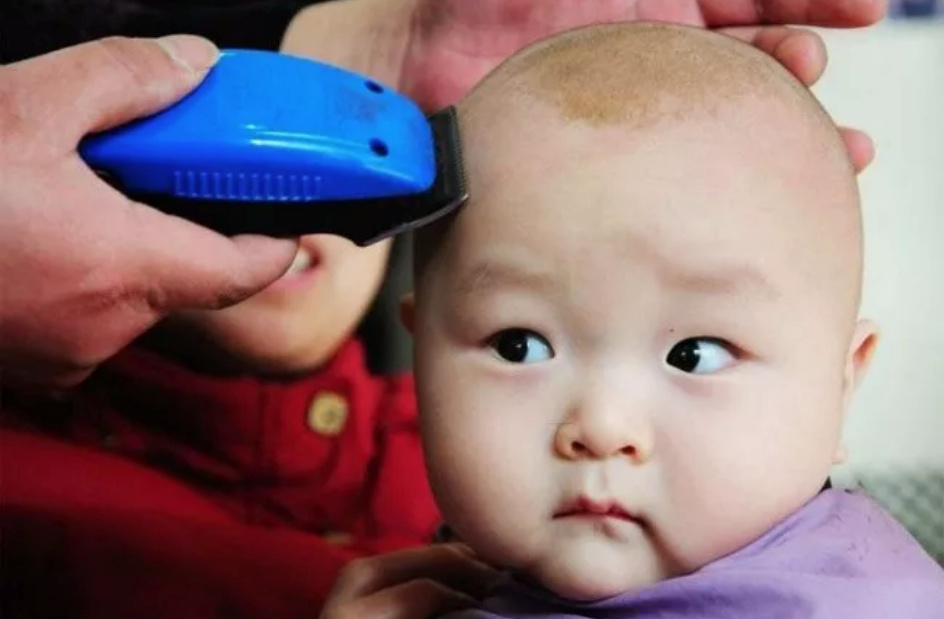 林志穎老婆怎么用手機(jī)讓雙胞胎聽(tīng)話 寶寶理發(fā)哭鬧怎么辦