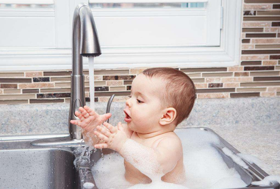 2018夏季家長如何帶孩子玩水 夏天帶孩子玩水最需要注意什么