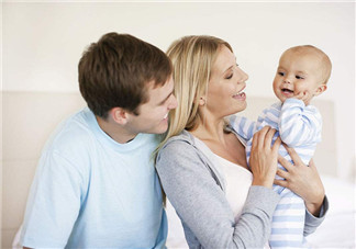 讓寶寶睡大床還是睡小床 小寶寶跟大人睡好還是睡嬰兒床好