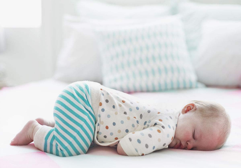 讓寶寶睡大床還是睡小床 小寶寶跟大人睡好還是睡嬰兒床好