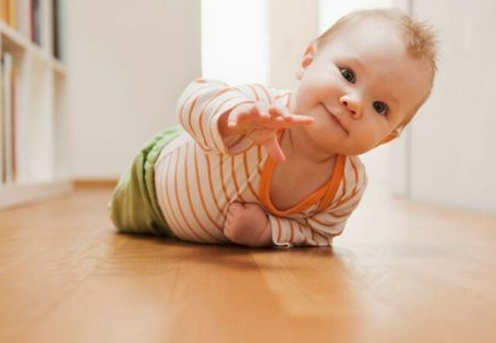 怎樣教九個月寶寶爬行 引導寶寶爬行的方法和技巧 怎樣教九個月寶寶爬行 引導寶寶爬行的方法和技巧