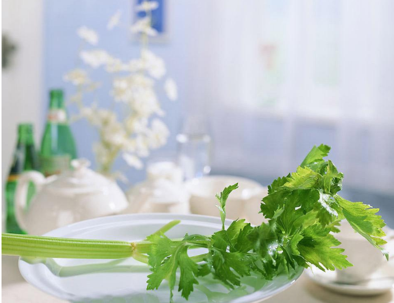 夏季美白喝檸檬水有用嗎 四季美白食物有哪些